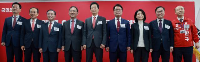 6·3 지방선거 대구시장에 도전하는 국민의힘 예비후보들이 10일 서울 영등포구 여의도 국민의힘 중앙당사에서 열린 광역단체장 후보 면접에 참석하며 기념 촬영하고 있다. 왼쪽부터 국민의힘 최은석·추경호·윤재옥 의원, 주호영 국회부의장, 유영하 의원, 이재만 전 대구 동구청장, 이진숙 전 방송통신위원장, 홍석준 전 의원, 김한구 전 달성군 새마을협의회 감사. 연합뉴스