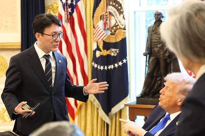 ▲ 김민석 국무총리가 13일(현지시간) 미국 워싱턴DC 백악관에서 도널드 트럼프 미국 대통령과 면담하고 있다.연합