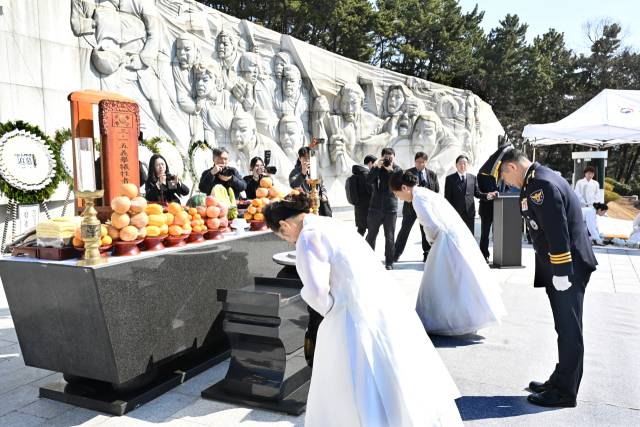 4일 오전 창원시 마산회원구 국립3.15민주묘지에서 열린 제66주년 3.15의거 희생자 추모제에 참가한 김종철 경남경찰청장이 참배하고 있다.전강용 기자