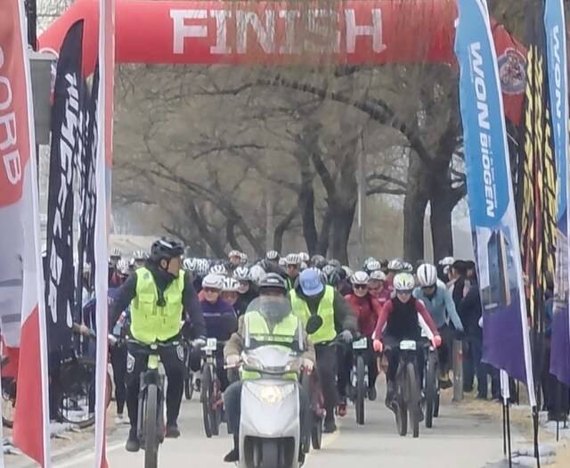 '2026 산림청장배 칠곡 전국산악자전거대회'에 참가한 동호인들이 힘찬 출발을 하고 있다. 칠곡군자전거연맹 제공