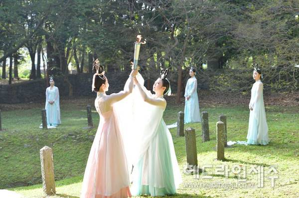 '과세 폭탄'을 맞으면서 재정적 위기에 직면한 제주 고양부삼성사재단 지원을 위한 법률 개정이 추진된다. 사진은 2023 제주도민체전 성화봉송에 앞서 삼성혈에서 진행된 채화 의례 모습.