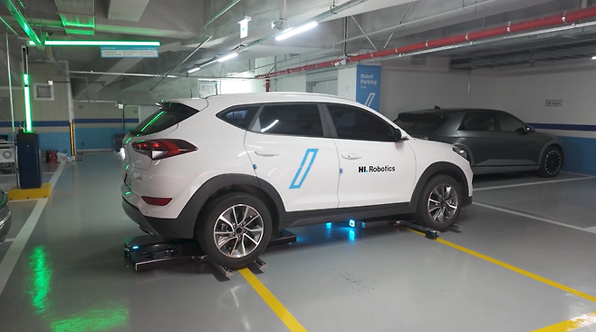 주차로봇이 입차하는 모습.(사진제공=HL로보틱스 유튜브 캡처)