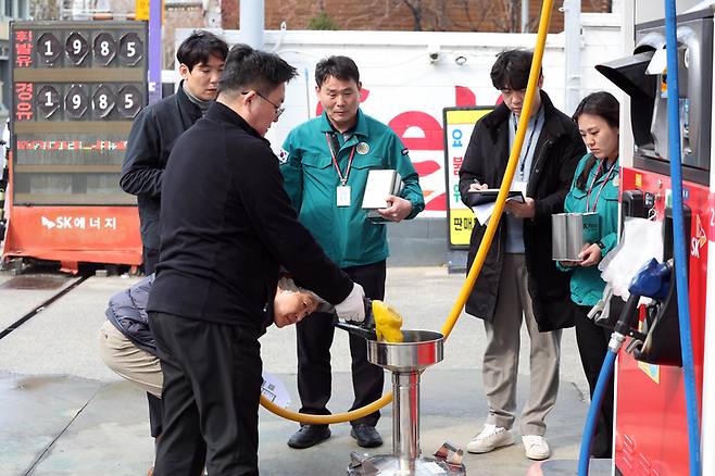 ▲중동전쟁으로 국제유가가 치솟는 가운데 12일 오후 대구 남구의 한 주유소에서 대구시청, 남구청, 한국석유관리원, 한국주유소협회 관계자들이 휘발유·경유의 정량 및 품질, 가격 등을 합동점검하고 있다.  (사진=연합뉴스)