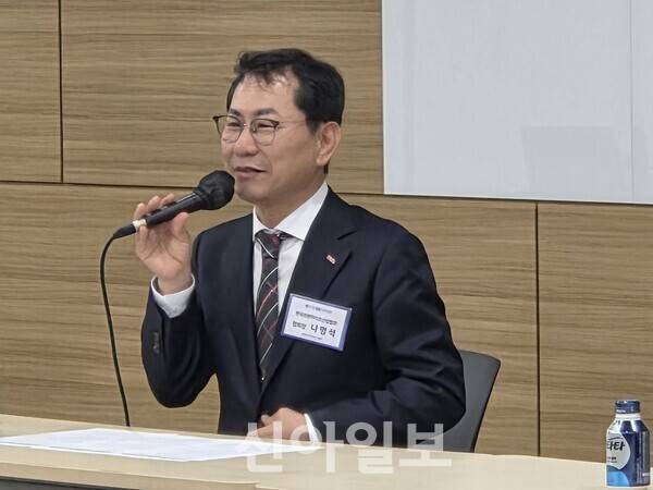 자담치킨 나명석 대표가 가맹점과 소통을 강조하고 있다. [사진=강동완 기자]