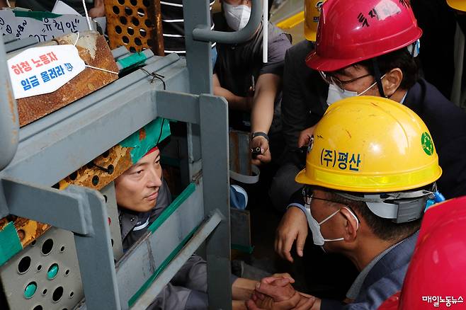 ▲ 유최안 전 금속노조 거제통영고성조선하청지회 부지회장이 2022년 파업 당시 원청에 하청노동자의 임금 인상을 요구하며 철제 감옥에 스스로를 가둔 모습. <자료사진 정기훈 기자>