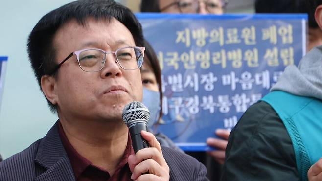 김승무 대표가 2026년 2월 열린 대구·경북 행정 통합 특별법 규탄 시민사회단체 기자회견에서 발언하고 있다. 그는 노동권, 장애인 인권, 이주민 강제 단속 문제 등 다양한 영역에서 활동하고 있다. 사진 제공 김승무
