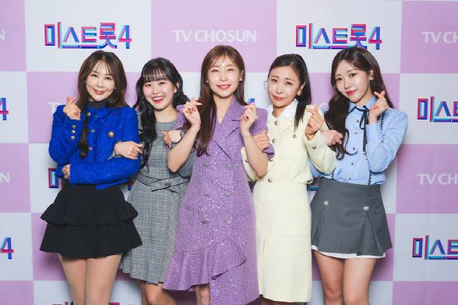 왼쪽부터 윤태화, 홍성윤, 이소나, 허찬미, 길려원(사진=TV조선)