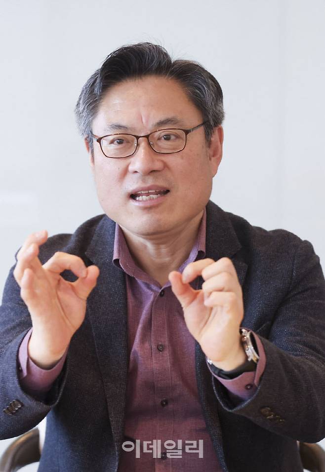 [이데일리 이영훈 기자] 유경준 한솔테크닉스 대표가 서울 중구 을지로 본사 사무실에서 이데일리와 인터뷰를 하고 있다.