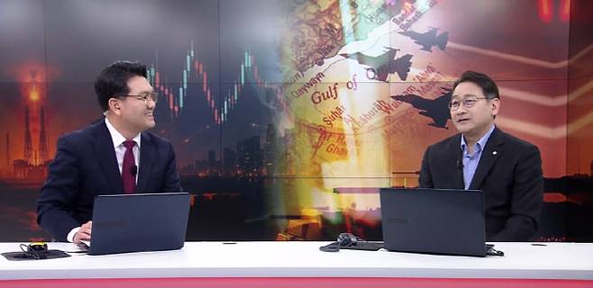 [사진=어쨌든 경제 방송 캡쳐] 양지환 대신증권 리서치센터 센터장(사진 우측)이 지난 13일 '어쨌든 경제' 방송에서 앵커를 맡고 있는 유은길 경제전문기자(사진 좌측)의 질문을 듣고 있다.