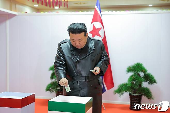 (평양 노동신문=뉴스1) = 김정은 북한 노동당 총비서가 지난 2023년 11월  26일 도·시·군 인민회의 대의원 선거일을 맞아 함경남도 제55호 선거구 제26호 분구 선거장에서 투표하는 모습. [국내에서만 사용가능. 재배포 금지. DB 금지. For Use Only in the Republic of Korea. Redistribution Prohibited] rodongphoto@news1.kr