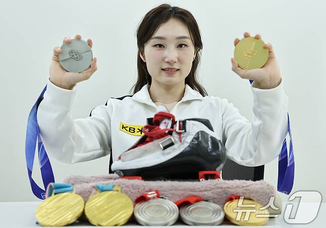 쇼트트랙 최민정이 12일 서울 강남구 올댓스포츠에서 뉴스1과 인터뷰에 앞서 세 번의 동계 올림픽에서 차지한 메달과 함께 포즈를 취하고 있다. 2026.3.12 ⓒ 뉴스1 김도우 기자