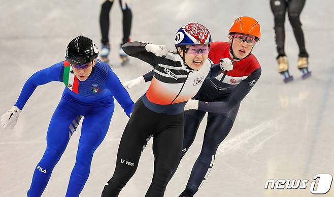 2022 베이징 동계 올림픽 쇼트트랙 여자 1500m에서 우승을 차지하는 최민정.  ⓒ 뉴스1 안은나 기자