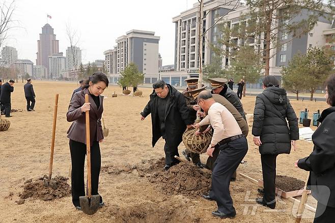 (평양 노동신문=뉴스1) = 새별거리에서 직접 나무 심는 김정은 북한 노동당 총비서와 딸 주애 [국내에서만 사용가능. 재배포 금지. DB 금지. For Use Only in the Republic of Korea. Redistribution Prohibited] rodongphoto@news1.kr