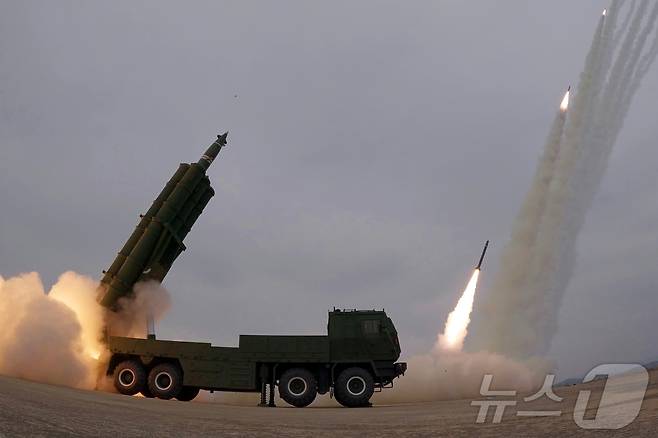 (평양 노동신문=뉴스1) = 15일 노동당 기관지 노동신문은 "14일 조선인민군 서부지구 장거리포병구분대의 화력타격훈련이 진행됐다＂면서 ＂훈련에는 600㎜ 초정밀 다연장 방사포 12문과 2개의 포병중대가 동원됐다＂고 보도했다. [국내에서만 사용가능. 재배포 금지. DB 금지. For Use Only in the Republic of Korea. Redistribution Prohibited] rodongphoto@news1.kr