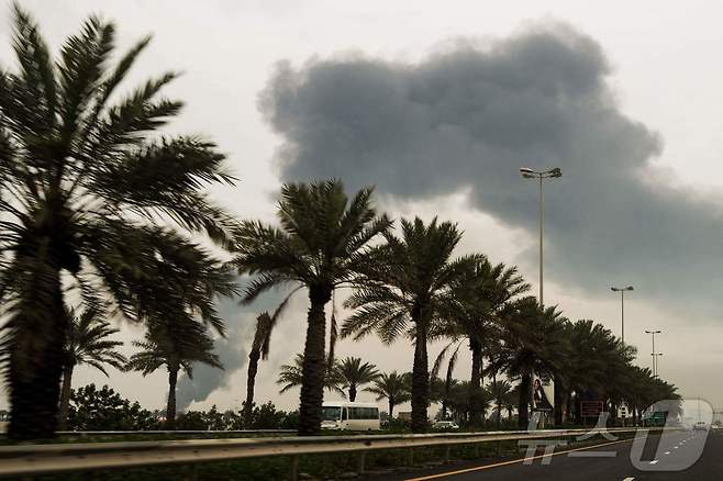 바레인 무라하크에서 12일(현지시간) 이란의 연료 탱크 공격이 보고된 후 연기 기둥이 솟아오르고 있다. 2026.3.12 ⓒ AFP=뉴스1