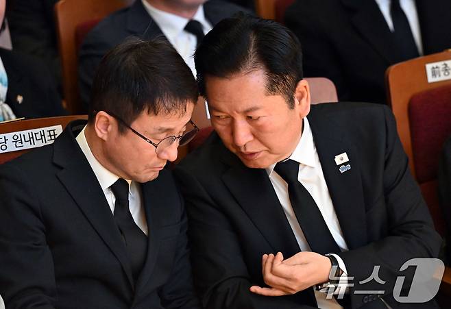 정청래 더불어민주당 대표와 한병도 원내대표가 14일 서울 동작구 원불교 소태산기념관 대각전에서 열린 故 이해찬 前 국무총리 49재에서 대화하고 있다. (청와대통신사진기자단) 2026.3.14 ⓒ 뉴스1 허경 기자