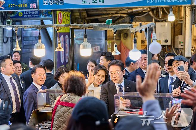 이재명 대통령과 김혜경 여사가 15일 창원 반송시장을 찾아 시민들과 인사를 나누고 있다. (청와대 제공. 재판매 및 DB 금지) 2026.3.15 ⓒ 뉴스1 이재명 기자