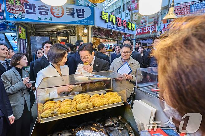이재명 대통령과 김혜경 여사가 15일 창원 반송시장을 찾아 붕어빵을 맛보고 있다. (청와대 제공. 재판매 및 DB 금지) 2026.3.15 ⓒ 뉴스1 이재명 기자