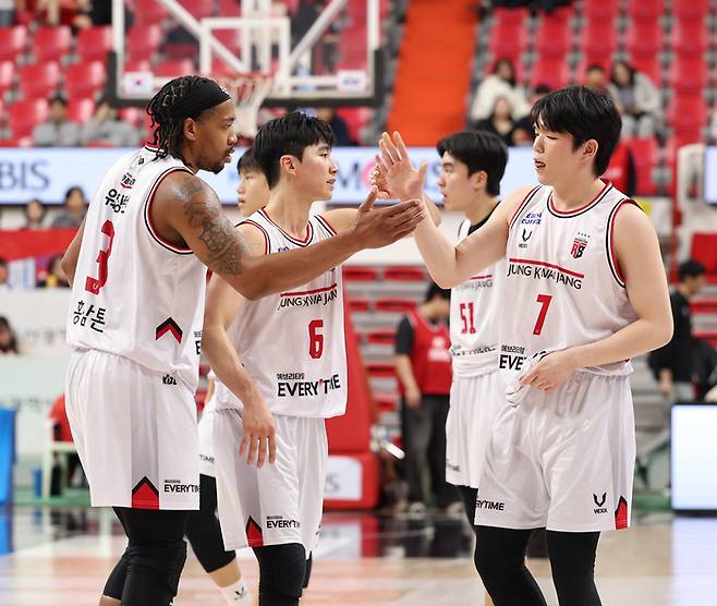 1일 울산 동천체육관에서 열린 2025-2026 LG전자 프로농구 울산 현대모비스와 안양 정관장의 경기에서 승리한 정관장 선수들이 기뻐하고 있다. 사진 | 연합뉴스