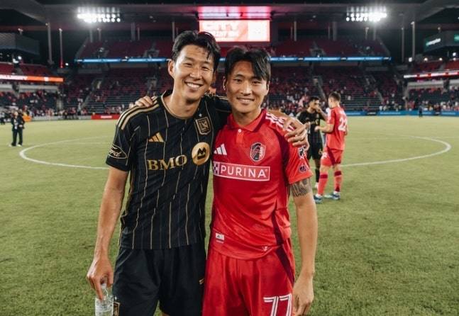 손흥민(왼쪽)과 정상빈이 지난해 9월28일 미국 메이저리그사커에서 맞대결한 뒤 기념 촬영하고 있다. 사진 | LAFC