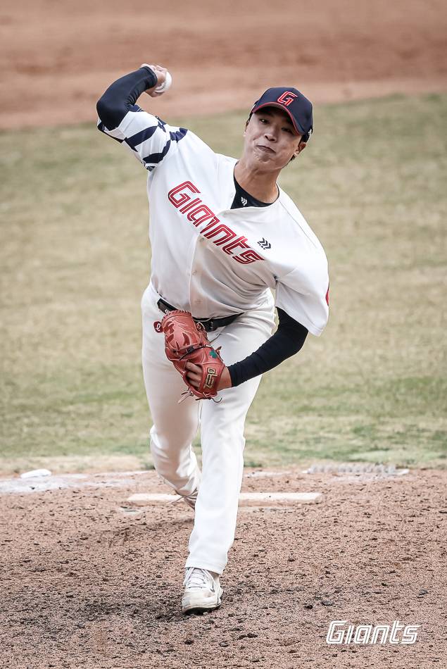 롯데 박정민이 12일 부산 사직구장에서 열린 2026 KBO리그 시범경기 KT전에 등판해 역투하고 있다. 사진 | 롯데 자이언츠