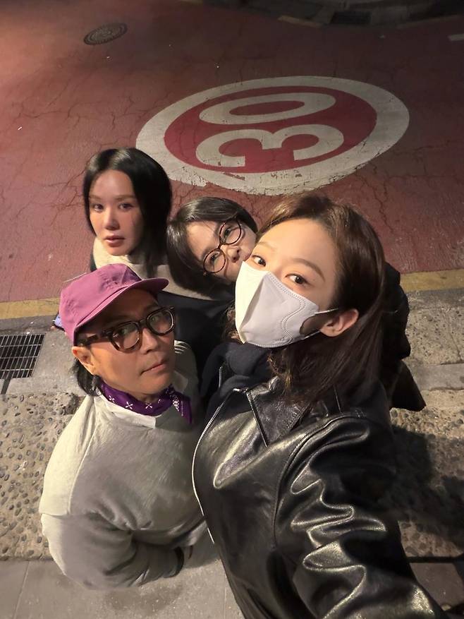 엄정화-송혜교-강민경-정재형(왼쪽 위부터 시계방향으로). 강민경 SNS.