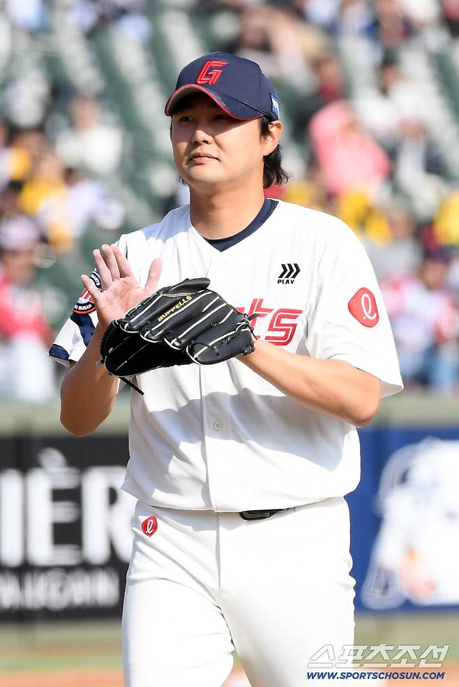 1사 만루 위기의 순간 김태형 감독의 선택은 정철원이었다.