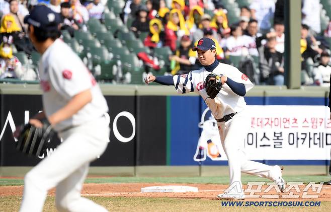 롯데 3루수 손호영은 1사 만루 LG 김성진 타구를 잡은 뒤 홈을 향해 빠르게 송구했다.