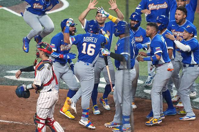 Venezuela's Wilyer Abreu, center, celebrates with his teammates after he hit a home run during the six inning of a World Baseball Classic quarterfinal game against Japan, Saturday, March 14, 2026, in Miami. (AP Photo/Marta Lavandier)
<저작권자(c) 연합뉴스, 무단 전재-재배포, AI 학습 및 활용 금지>