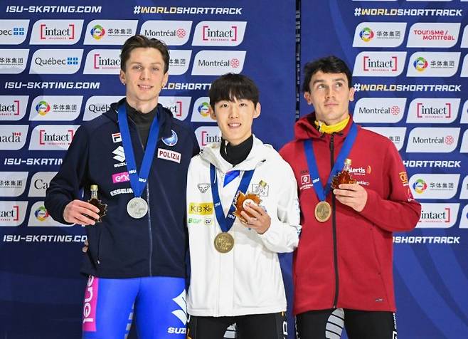 15일(한국시간) 캐나다 몬트리올의 모리스 리처드 아레나에서 열린 국제빙상경기연맹(ISU) 쇼트트랙 세계선수권대회 남자 1000m에서 금메달을 딴 임종언(가운데)이 이탈리아의 토마스 나달리니(왼쪽), 벨기에의 스테인 데스멋과 함께 기념사진을 찍고 있다. 몬트리올= AP연합뉴스