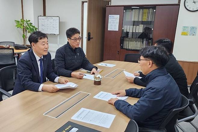 정왕국 에스알 대표이사(맨 왼쪽)와 류영수 코레일테크 대표이사(오른쪽)가 지난 13일 대전 코레일테크 본사에서 SRT 화장실 악취와 차량 위생 상태 개선을 위한 상생 협력 방안을 논의하고 있다. 에스알