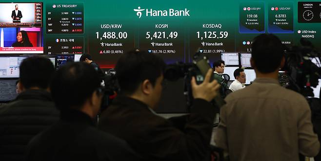 13일 오전 서울 중구 하나은행 본점 딜링룸에서 취재진들이 개장 시황을 취재하는 모습. 이날 코스피는 유가 급등으로 3% 하락 개장했다. /뉴스1