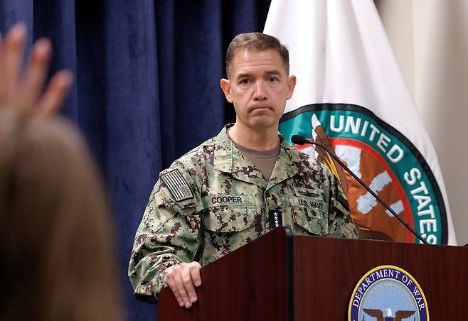 5일 미국 플로리다주 탬파의 맥딜 공군기지에 있는 미 중부사령부(CENTCOM) 본부에서 브래드 쿠퍼 사령관이 기자회견을 하고 있다./EPA연합뉴스