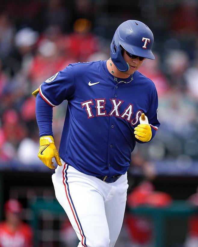 반 클리프 아펠 ‘빈티지 알함브라 네크리스 말라카이트’를 착용한 텍사스 레인저스의 조크 패더슨. @yungjoc650