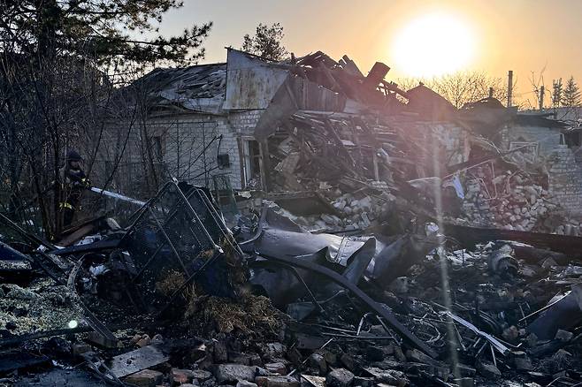 2026년 3월 14일 러시아의 우크라이나 침공이 이어지는 가운데, 우크라이나 자포리자에서 발생한 공습 현장에서 한 구조대원이 화재를 진압하고 있다. /AFP·연합뉴스 제공