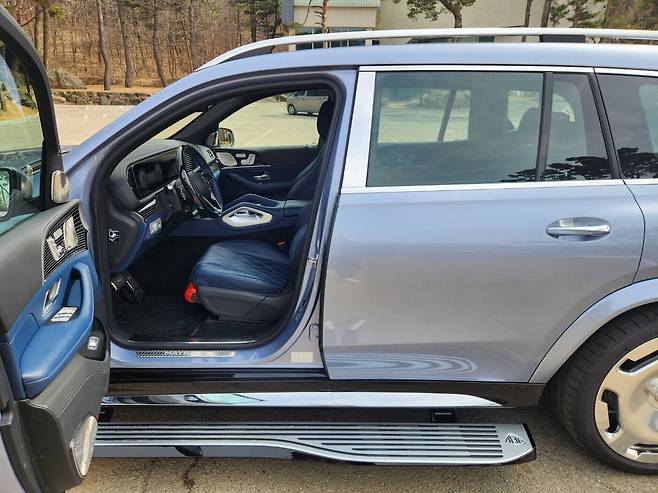 마이바흐 GLS 마누팍투어의 앞문을 개방한 모습. 탑승하기 위해 문을 열면 하단에서 발 받침대가 나온다. 받침대에도 마이바흐 로고가 새겨져 있다. /진상훈 기자