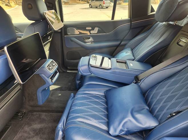 마이바흐 GLS 마누팍투어의 뒷좌석. 2열의 레그룸(탑승자와 앞좌석 등받이 사이의 거리)은 1103mm로 앞좌석을 당길 경우 최대 1340mm까지 늘어난다. /진상훈 기자