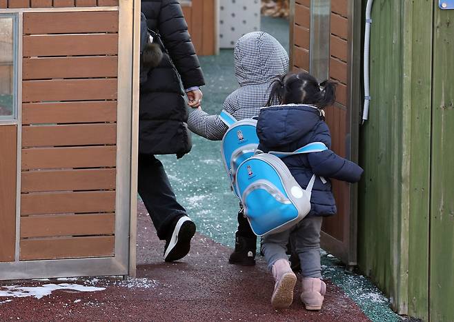 11일 서울시내 한 어린이집에서 어린이들이 등원하고 있다. /뉴스1