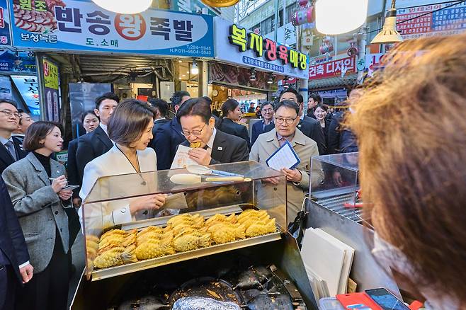이재명 대통령과 김혜경 여사가 15일 창원 반송시장을 찾아 붕어빵을 맛보고 있다. / 청와대 제공