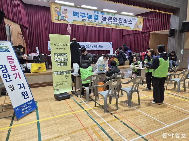 전북도가 지난해 의료시설이 부족한 농촌 주민의 건강 증진을 위해 운영한 ‘찾아가는 농촌 왕진 버스 사업’에서 참여자들이 검진을 받고 있다. 전북도는 올해 12개 시군에서 40회에 걸쳐 왕진 버스를 운행할 예정이다. 전북도 제공