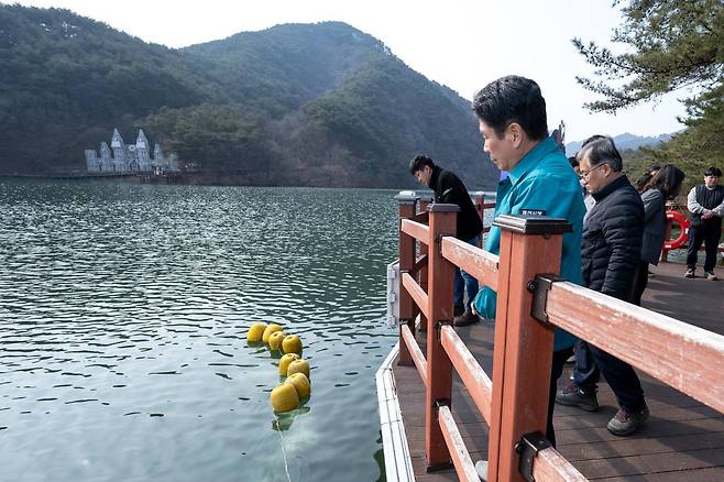 제천시는 11일 공어 수정란 160만 개를 비룡담저수지에 풀어 넣었다. 제천시 제공