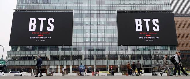 서울 종로구 KT 광화문빌딩 외벽에 BTS 컴백 공연 관련 광고가 나타나고 있다. 2026.03.15 서울=뉴시스