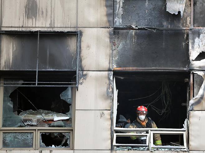 15일 오전 서울 중구 소공동의 한 캡슐호텔에서 전날 화재사고가 발생, 경찰과 소방당국 등 관계자들이 합동감식을 진행하고 있다. 이 사고로 외국인 8명을 포함해 총 10명이 다친 것으로 파악됐다. 2026.3.15 뉴스1