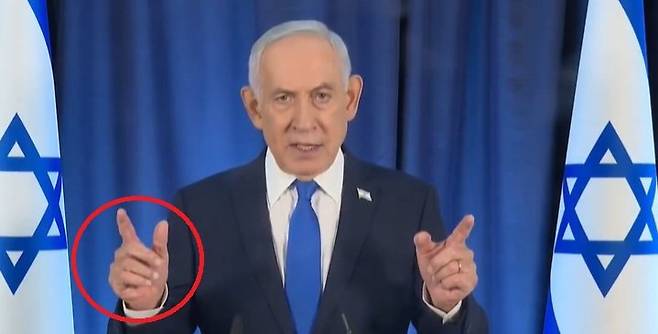 오른손 손가락이 6개로 보인다는 베냐민 네타냐후 이스라엘 총리의 연설 영상 한장면. X