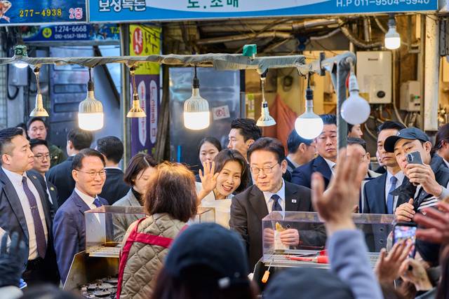 이재명 대통령과 김혜경 여사가 15일 경남 창원시 성산구 반송시장을 찾아 시민들과 인사하고 있다. [청와대 제공. 재판매 및 DB 금지]