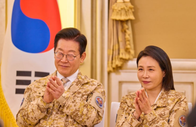 지난해 11월 아랍에미리트(UAE)를 국빈 방문 중인 이재명 대통령과 김혜경 여사가 19일(현지시간) 아부다비 한 호텔에서 열린 아크부대 장병 격려 행사에서 박수를 치고 있다.[대통령실]