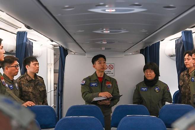 14일 '사막의 빛' 임무 조종사가 공군 공중급유기(KC-330) 기내에서 임무 브리핑을 하고 있다. 국방부 제공