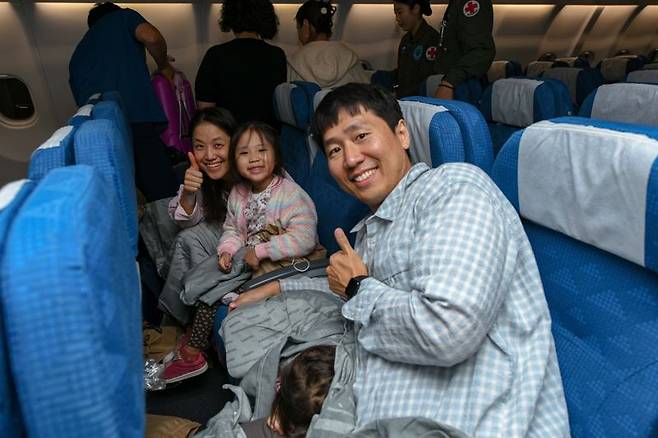 현지시간 14일 저녁, 중동지역에 체류 중이던 우리 국민들이 '사막의 빛' 작전으로 사우디아라비아 리야드에 도착한 공군 수송기(KC-330)에 탑승하고 있다. 국방부 제공