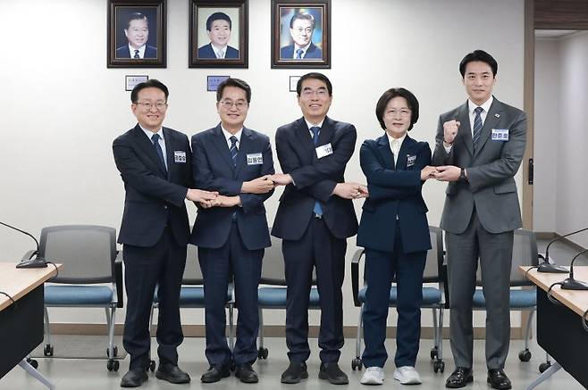 6·3 지방선거 경기도지사에 도전하는 더불어민주당 예비후보들. 왼쪽부터 권칠승 의원, 김동연 경기도지사, 양기대 전 의원, 추미애·한준호 의원. 뉴시스