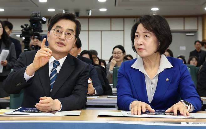김동연 경기도지사와 추미애 의원이 10일 서울 영등포구 국회 의원회관에서 열린 경기도 주 4.5일제 시범사업 효과 분석 정책 토론회에 참석해 대화를 나누고 있다. 뉴스1